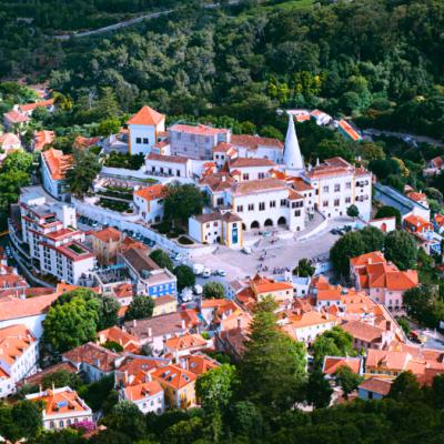 Sintra - mesto krásnych historických palácov a domov v kopcovitom teréne. Portugalsko.