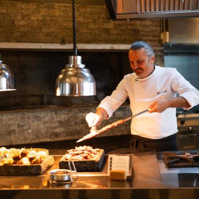Michelinský kuchár pripravuje v hoteli Paloma Finesse pestré jedlo. Turecko.