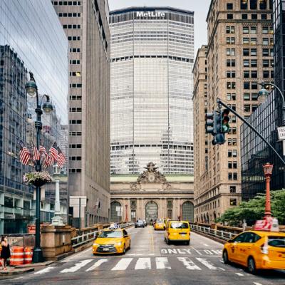 Vlaková stanica Grand Central Terminal v pozadí a mrakodrapy v New Yorku.