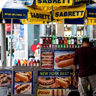 Pouličný stánok s hot dogmi v New Yorku.