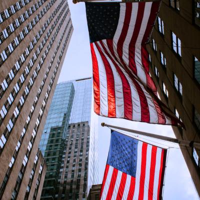 Rockefellerove centrum a americké vlajky.