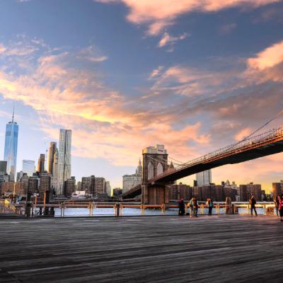 Most Brooklyn Bridge nad vodou a mrakodrapy. New York.