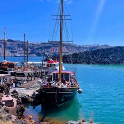 Prístav s loďami na ostrove Nea Kameni. Santorini.