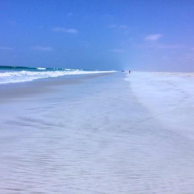 Dlhá piesková pláž v Salalah. Omán.