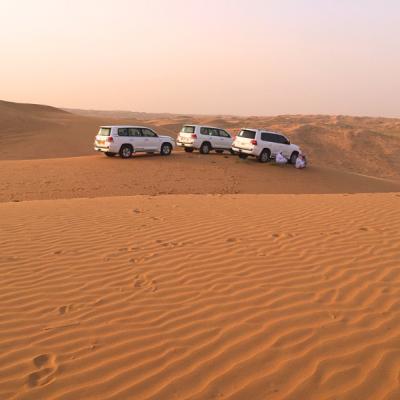 Džípy na púšťi Wahiba Sands. Omán.