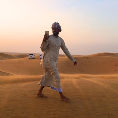 Ománsky šofér na púšti Wahiba Sands. Omán.
