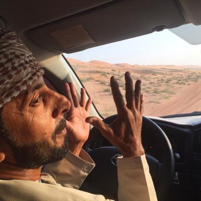 Ománsky šofér spieva počas jazdy na púšti Wahiba Sands. Omán.