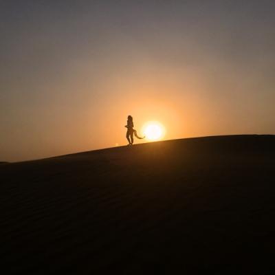 Západ slnka na púšti Wahiba Sands. Omán.