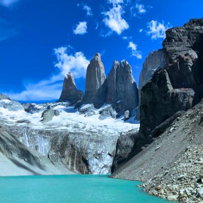 Mohutné žulové štíty Torres del Paine a smaragdové jazero. Chile.