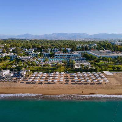 pohľad z výšky na pláž a hotel Paloma Finesse. Turecko.