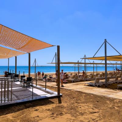 Piesková pláž a plážový bar hotela Seashell Vega. Turecko.