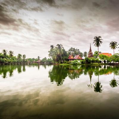 Ráno po daždi pri jazere v archeologickej lokalite Sukhothai