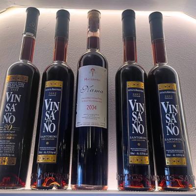 Fľaše vína Vinsanto. Santorini.