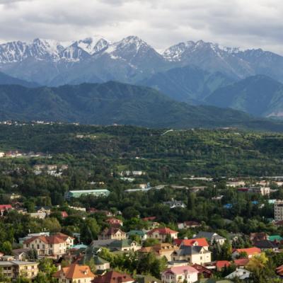 Domy a pohorie v Kazachstane.