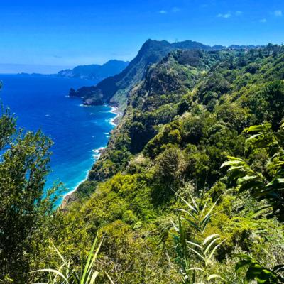 Vyhliadka na východnú stranu ostrova Madeira, oceán a strmé útesy.