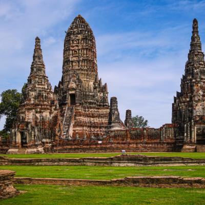 Historické mesto Ayutthaya a tehlové stavby v zelenom parku. Thajsko.