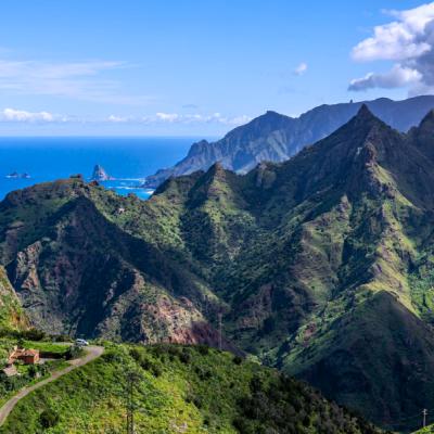 Zelené kopce a členité pobrežie s útesmi na ostrove Tenerife.