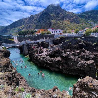 Lávové kúpalisko v mestečku Porto Moniz