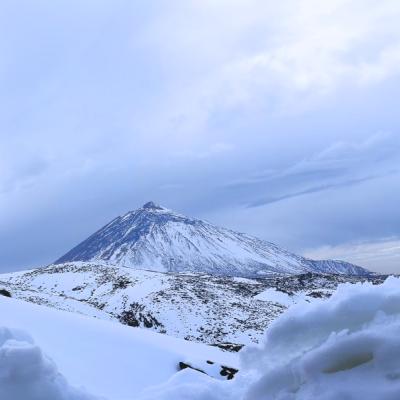 Zasnežený Teide na ostrove Tenerife. Španielsko.