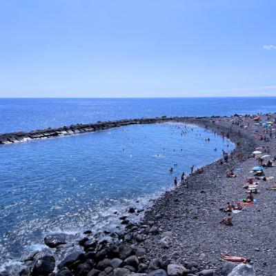 Verejná kamenistá pláž. Madeira.