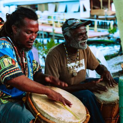 Uvoľnená atmosféra - hrajúci muži na hudobných nástrojoch. Belize