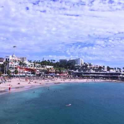 Piesková pláž a pobrežná promenáda na Playa de las Americas. Tenerife