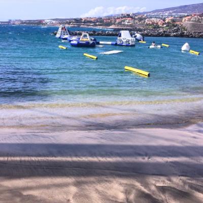 Svetlá piesková pláž a vodná zábava na Playa de las Americas. Tenerife