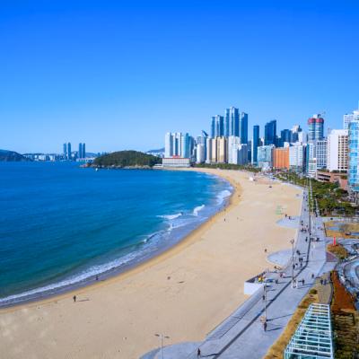 Pláž, promenáda a moderné centrum mesta Busan.