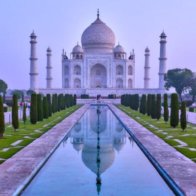 Biely Tádž Mahal s okrasnou záhradou a bazénom. India.