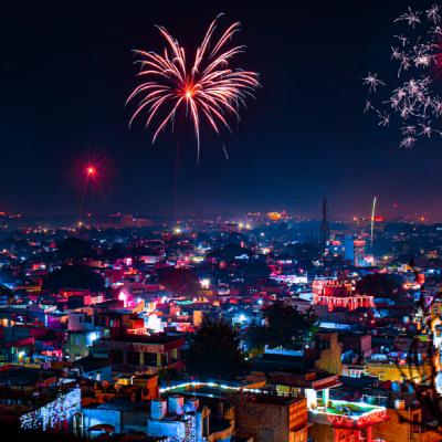 Vysvietené mesto a ohňostroj. India