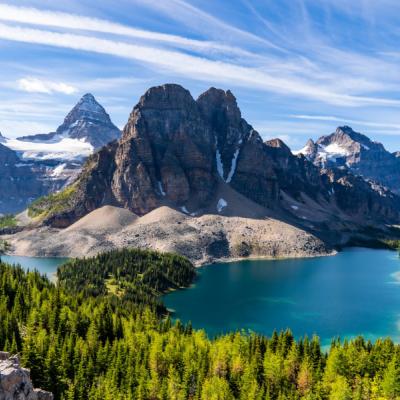 Vysoké skalné hory, vrch Assiniboine, jazero.