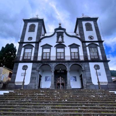 Kostol Nossa Senhora de Monte so schodiskom. Madeira.