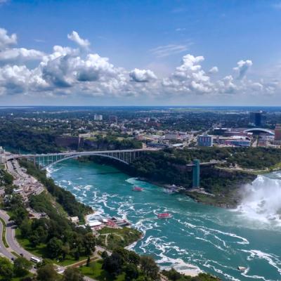 Niagarské vodopády, lode a moderné budovy.