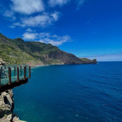 Vyhliadka nad oceánom na skalný masív. Madeira.