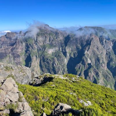 Pohľady na najvyššie vrchy ostrova. Madeira.