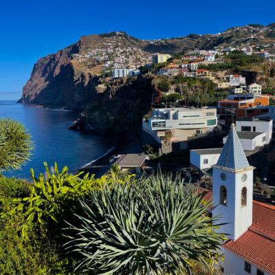 Pohľad na útesy, oceán a domy. Madeira.