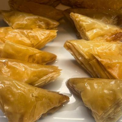 Baklava  - sladké dezerty na tanieri.