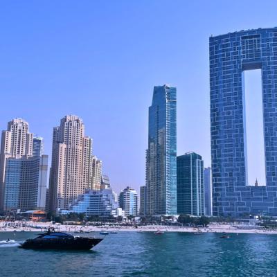 Vysoký mrakodrap a Dubai Marina s prístavom, pláž a jachta. SAE