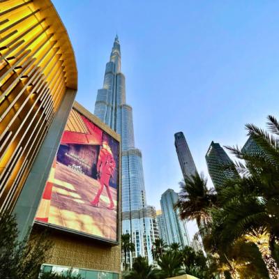 Najvyššia veža sveta a nákupné centrum Dubai Mall.