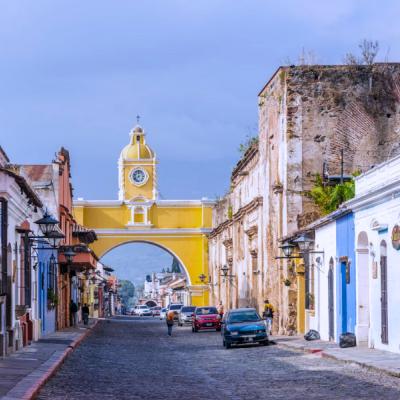 Žltá brána a farebné koloniálne domy v meste Antigua. Guatemala.