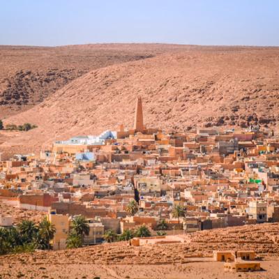 Mesto Ghardaia s domamai pastelovej farby. Alžírsko.