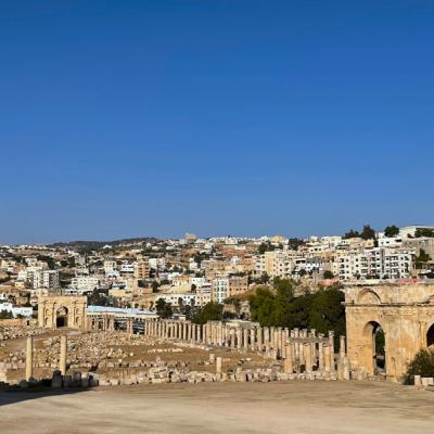 Mesto Jerash - historické a moderné.