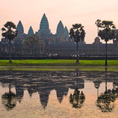 Celkový pohľad na chrám Prambanan a vodný odraz.