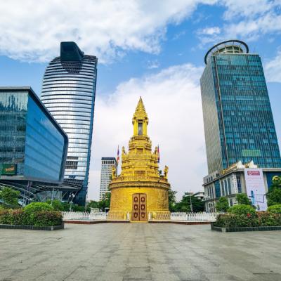 Moderné a tradičné v Phnom Penh. Kambodža.