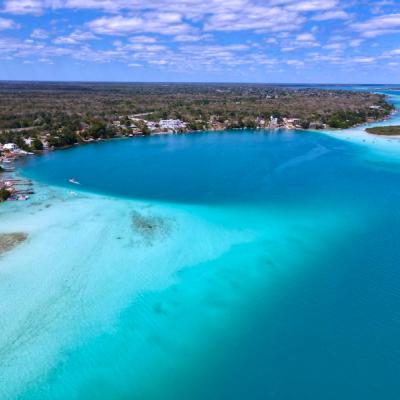 Lagúna Bacalar a pevnina. Mexiko.