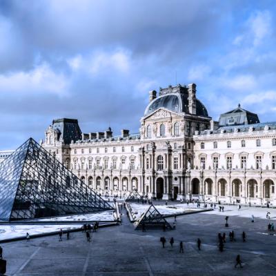 Známy Louvre v Paríži. Francúzsko.