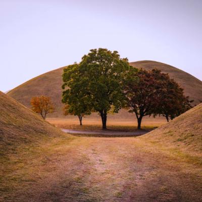 Pohrebné mohyly v Gyeongju. Južná Kórea.