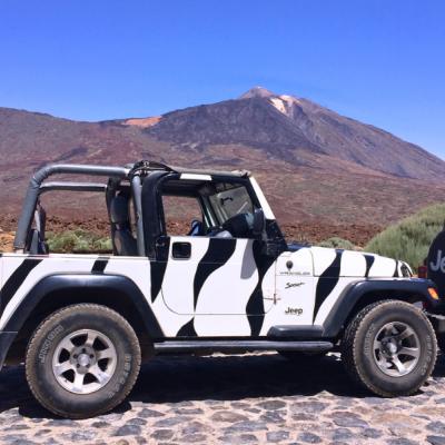 Výhľad na sopečný vrch v NP El Teide a džíp. Tenerife.