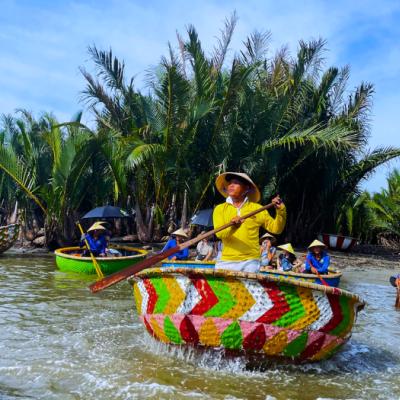 Farebné loďky a veslujúci Vietnamci.