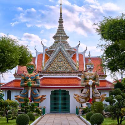 Bohato zdobený budhistický chrám Wat Arun v BangkokuThajsko.